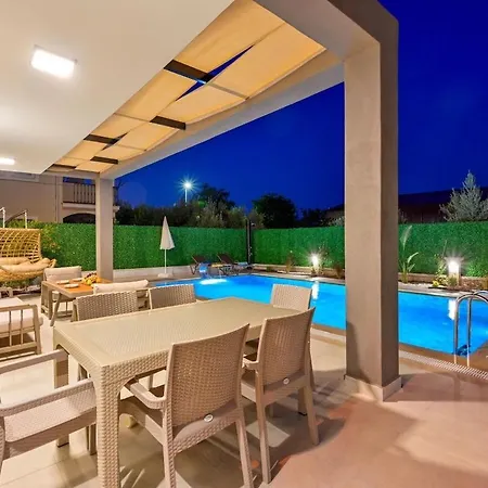 Luxury In The Center Of - Ezel Hanim Φετιγιέ